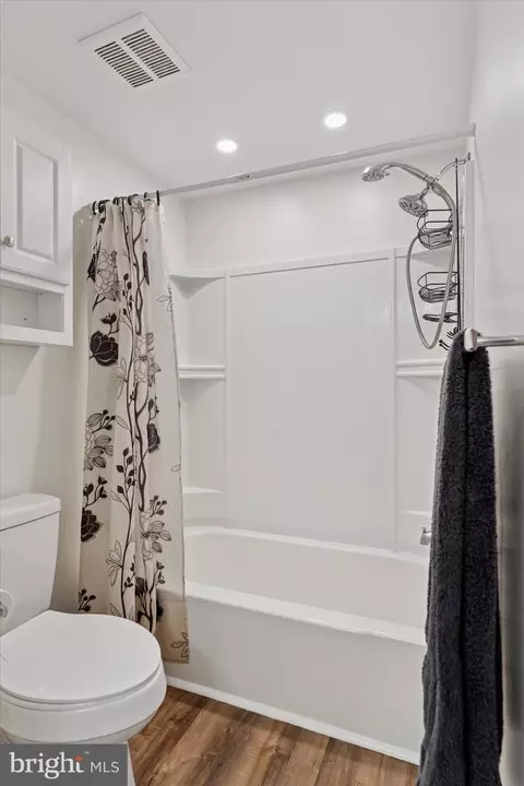 Bath - 135 Valley Stream Cir, Chesterbrook, PA 19087 photo 2 of 2