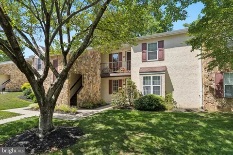 135 Valley Stream Cir, Chesterbrook, PA 19087
