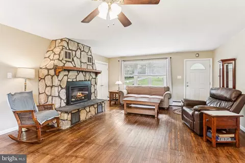 Living - 156 Valleyview Dr, Exton, PA 19341 photo 2 of 3