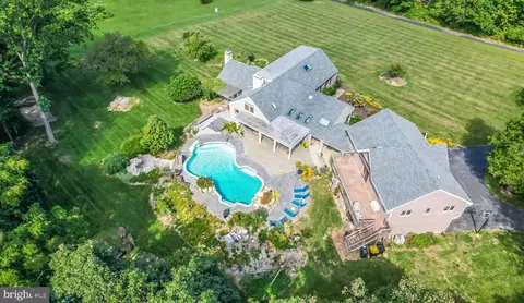 8 Woodland Dr, Malvern, PA 19355
