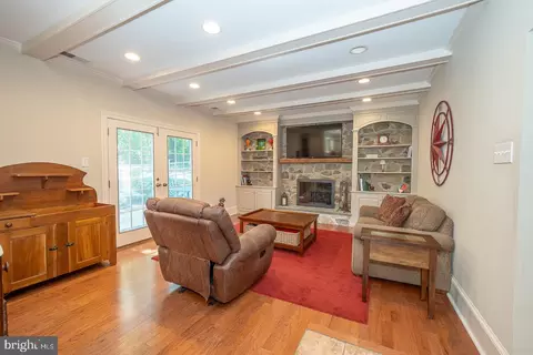 Living - 681 Fernfield Cir, Wayne, PA 19087 photo 2 of 5