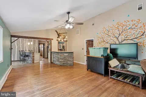 Living - 714 Ridge Rd, Pottstown, PA 19465 photo 2 of 2