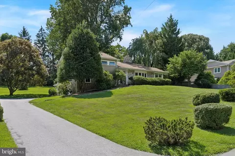 Exterior - 908 Hollow Rd, Wayne, PA 19087 photo 2 of 13