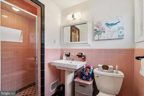 Bath - 908 Hollow Rd, Wayne, PA 19087 photo 1 of 2