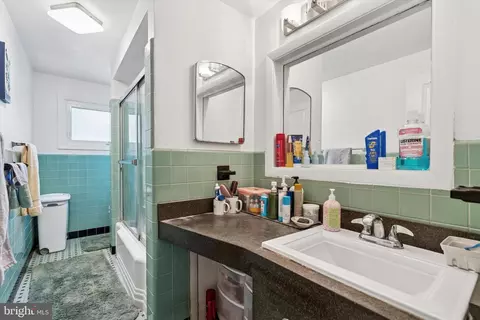 Bath - 908 Hollow Rd, Wayne, PA 19087 photo 2 of 2