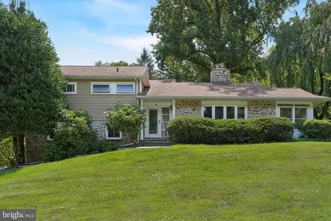 908 Hollow Rd, Wayne, PA 19087