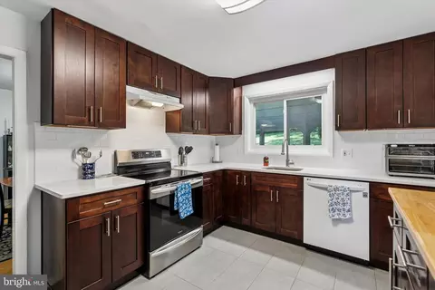 Kitchen - 908 Hollow Rd, Wayne, PA 19087 photo 2 of 3
