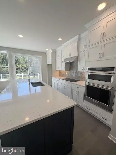 21 Grayson Ln, Downingtown, PA 19335