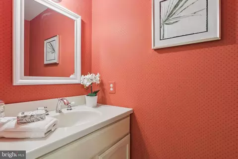 Bath - 33 Wingstone Ln, Devon, PA 19333 photo 2 of 3