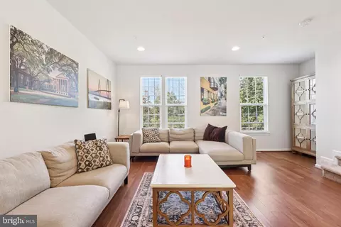 103 Simmons Aly, Phoenixville, PA 19460
