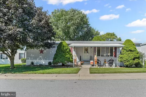 1 Creekside Dr, West Grove, PA 19390