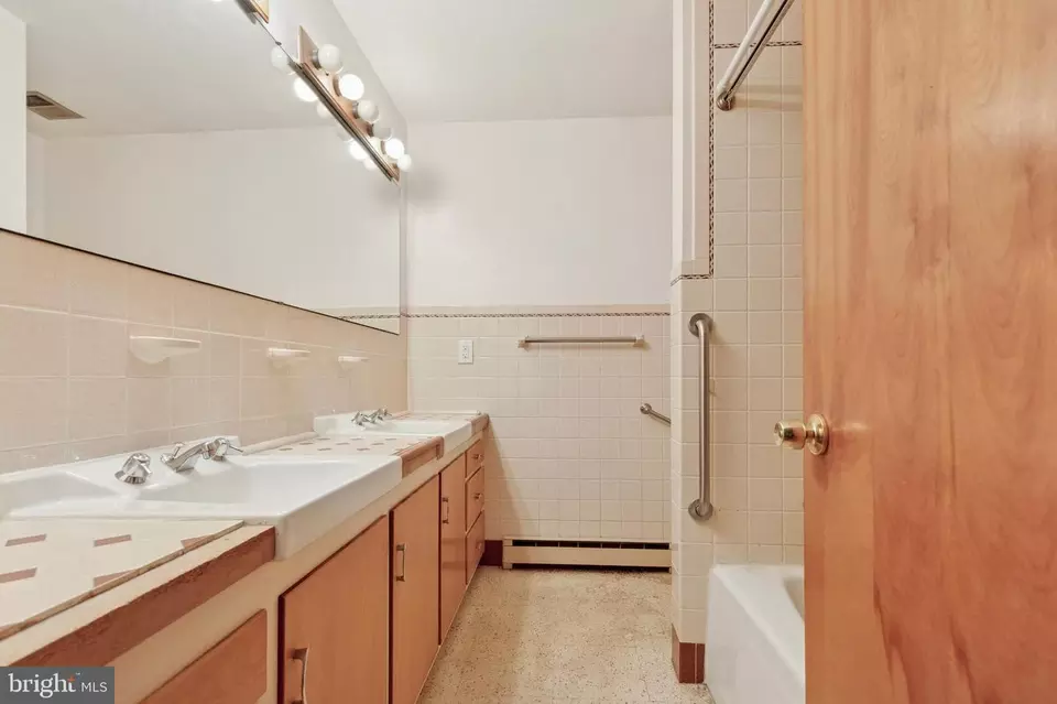 Bath - 49 E 7 Stars Rd, Phoenixville, PA 19460 photo 2 of 3
