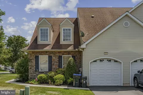 70 Waynebrook Dr, Honey Brook, PA 19344