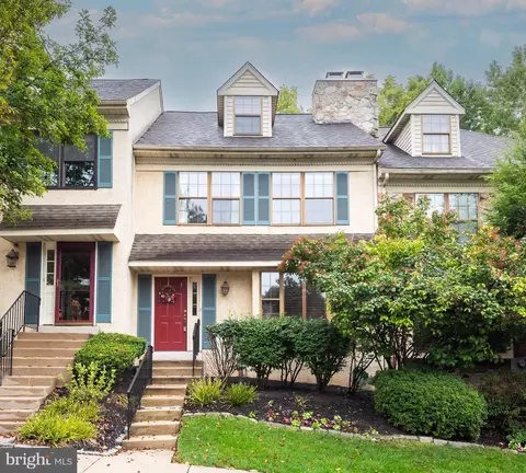 11 Algonquin Ct, Chesterbrook, PA 19087
