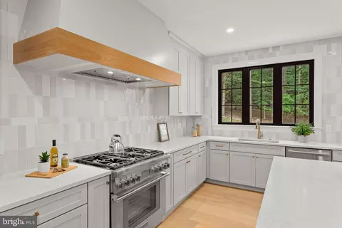 Kitchen - 760 Old Eagle School Rd, Wayne, PA 19087 photo 3 of 4