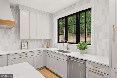 Kitchen - 760 Old Eagle School Rd, Wayne, PA 19087 photo 2 of 4
