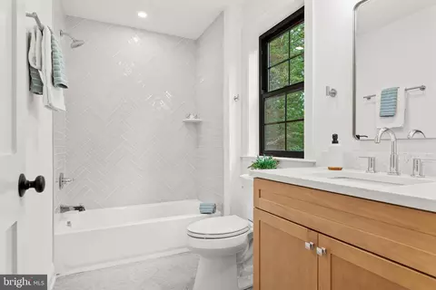 Bath - 760 Old Eagle School Rd, Wayne, PA 19087 photo 5 of 7