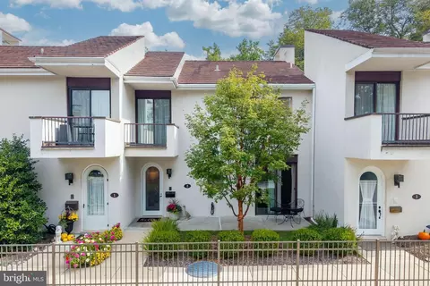 2 Ile Dhuyere #2, Devon, PA 19333