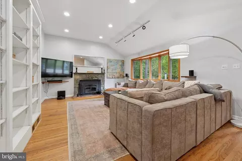 Living - 808 Berwyn Baptist Rd, Devon, PA 19333 photo 1 of 2
