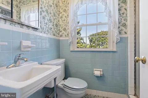 Bath - 306 Devonshire Rd, Devon, PA 19333 photo 2 of 3