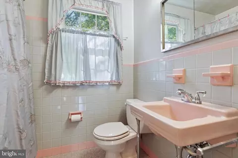 Bath - 306 Devonshire Rd, Devon, PA 19333 photo 1 of 3