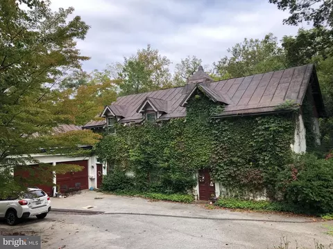 77 Deepdale Rd, Wayne, PA 19087