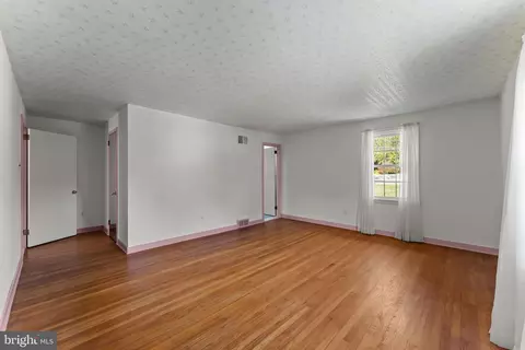 Living - 962 Weadley Rd, Radnor, PA 19087 photo 6 of 6