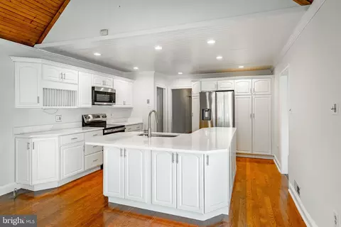 Kitchen - 657 Walker Rd, Wayne, PA 19087 photo 2 of 3