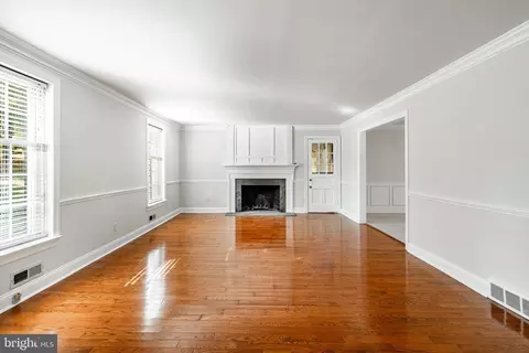 Living - 657 Walker Rd, Wayne, PA 19087 photo 3 of 6