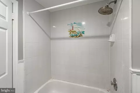Bath - 657 Walker Rd, Wayne, PA 19087 photo 4 of 6