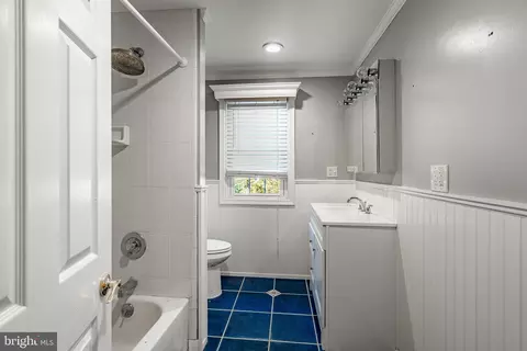 Bath - 657 Walker Rd, Wayne, PA 19087 photo 3 of 6