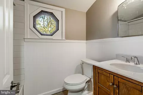 Bath - 657 Walker Rd, Wayne, PA 19087 photo 5 of 6