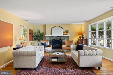 Living - 1014 Townsend Cir, Wayne, PA 19087 photo 2 of 11