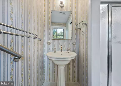 Bath - 1014 Townsend Cir, Wayne, PA 19087 photo 3 of 4