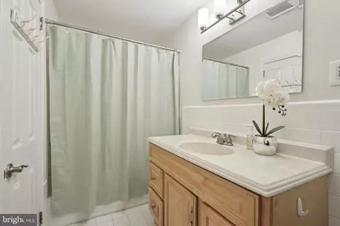 Bath - 130 Devonwood Ln, Devon, PA 19333 photo 1 of 2
