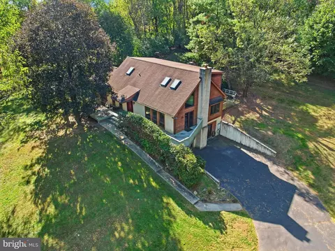 2 Carriage Ln, Chester Springs, PA 19425