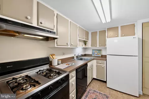 Kitchen - 363 Old Forge Xing #363, Devon, PA 19333 photo 2 of 3