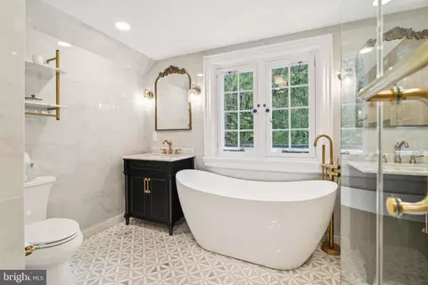 Bath - 443 Homestead Rd, Wayne, PA 19087 photo 2 of 5