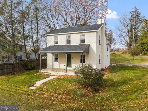 211 E London Grove Rd, West Grove, PA 19390