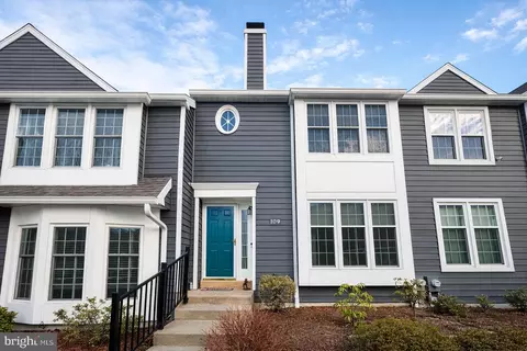 109 Lakeside Dr, Downingtown, PA 19335