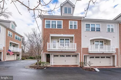 19 Village Sq, Paoli, PA 19301