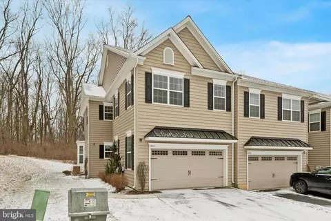 301 Kemper Dr #25, Honey Brook, PA 19344
