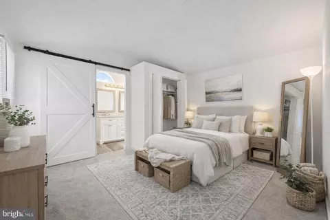 8 Cherokee Ln, Honey Brook, PA 19344