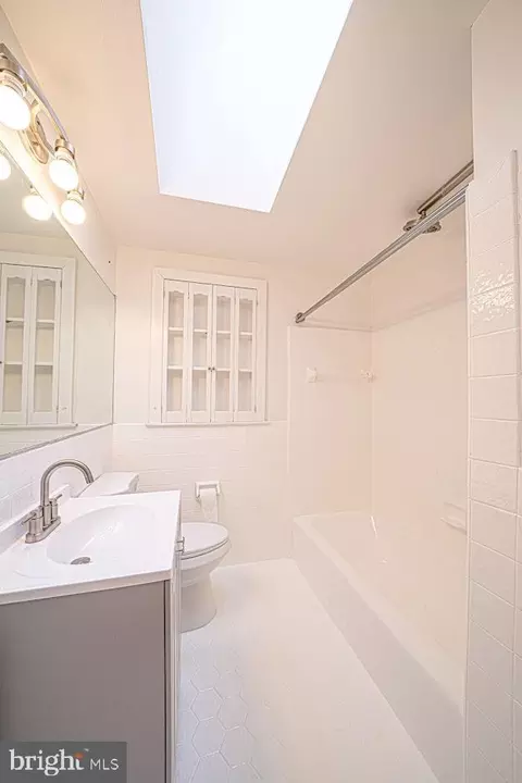 Bath - 642 Pugh Rd, Wayne, PA 19087 photo 3 of 4