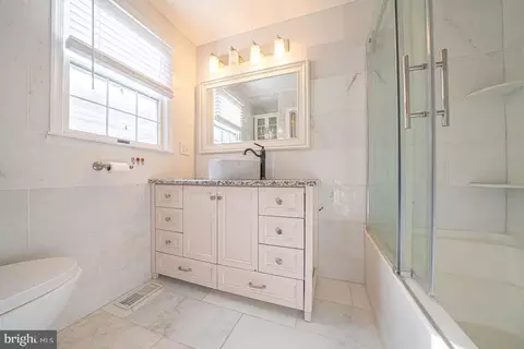 Bath - 642 Pugh Rd, Wayne, PA 19087 photo 2 of 4