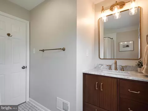 Bath - 125 Clover Hill Ln, Wayne, PA 19087 photo 5 of 7