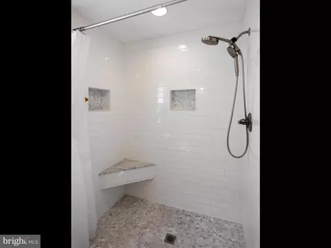 Bath - 125 Clover Hill Ln, Wayne, PA 19087 photo 3 of 7