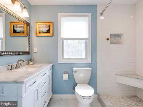 Bath - 125 Clover Hill Ln, Wayne, PA 19087 photo 2 of 7