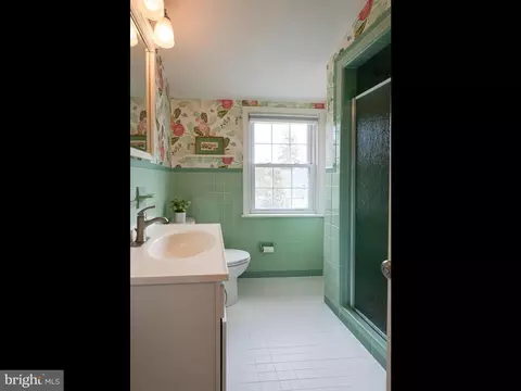 Bath - 125 Clover Hill Ln, Wayne, PA 19087 photo 6 of 7