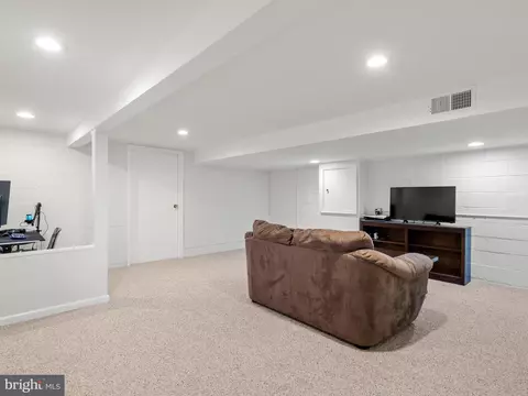Living - 125 Clover Hill Ln, Wayne, PA 19087 photo 4 of 4